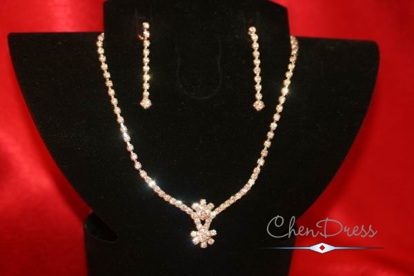 Sehr feines und elegantes Collier-Set-2 tlg. Collier Ohringe Strass Steinen BA4717